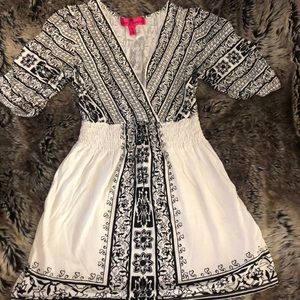 Black and white pattern T-shirt